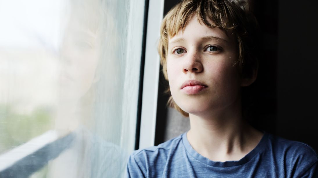 Nach außen wirkt oft alles normal – Einsamkeit spielt sich im Inneren ab. © dubova/Adobe Stock